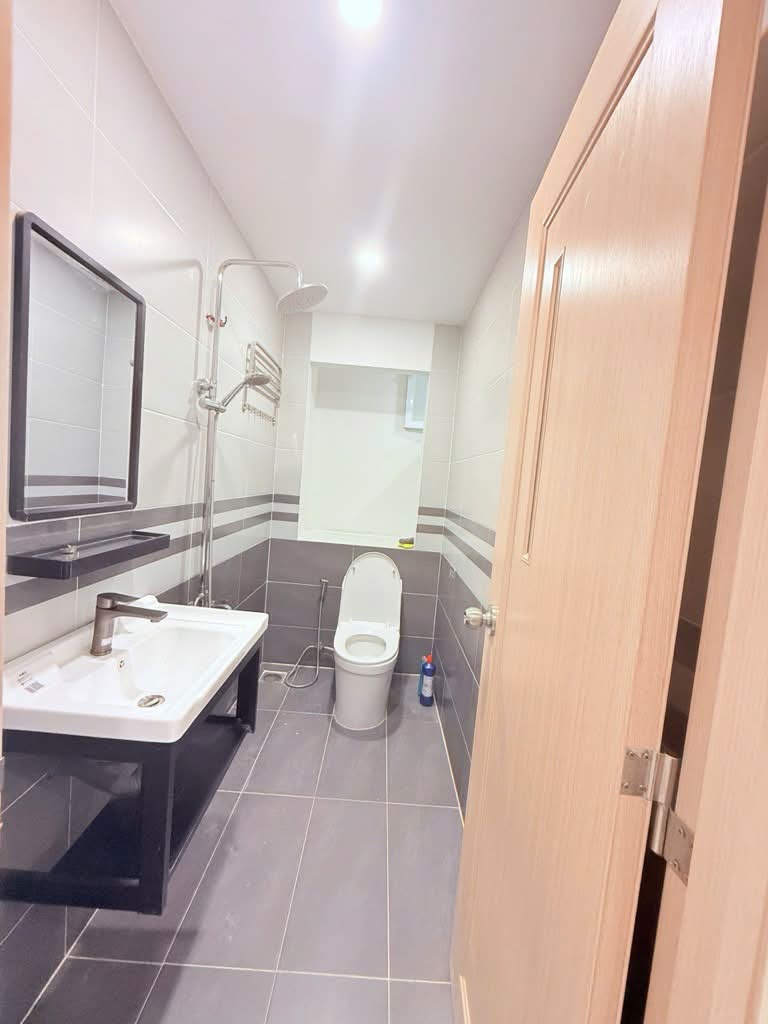 Bán nhà đẹp sát mặt tiền Huỳnh Tấn Phát, Quận 7, 5,3x11, 4,9 tỷ