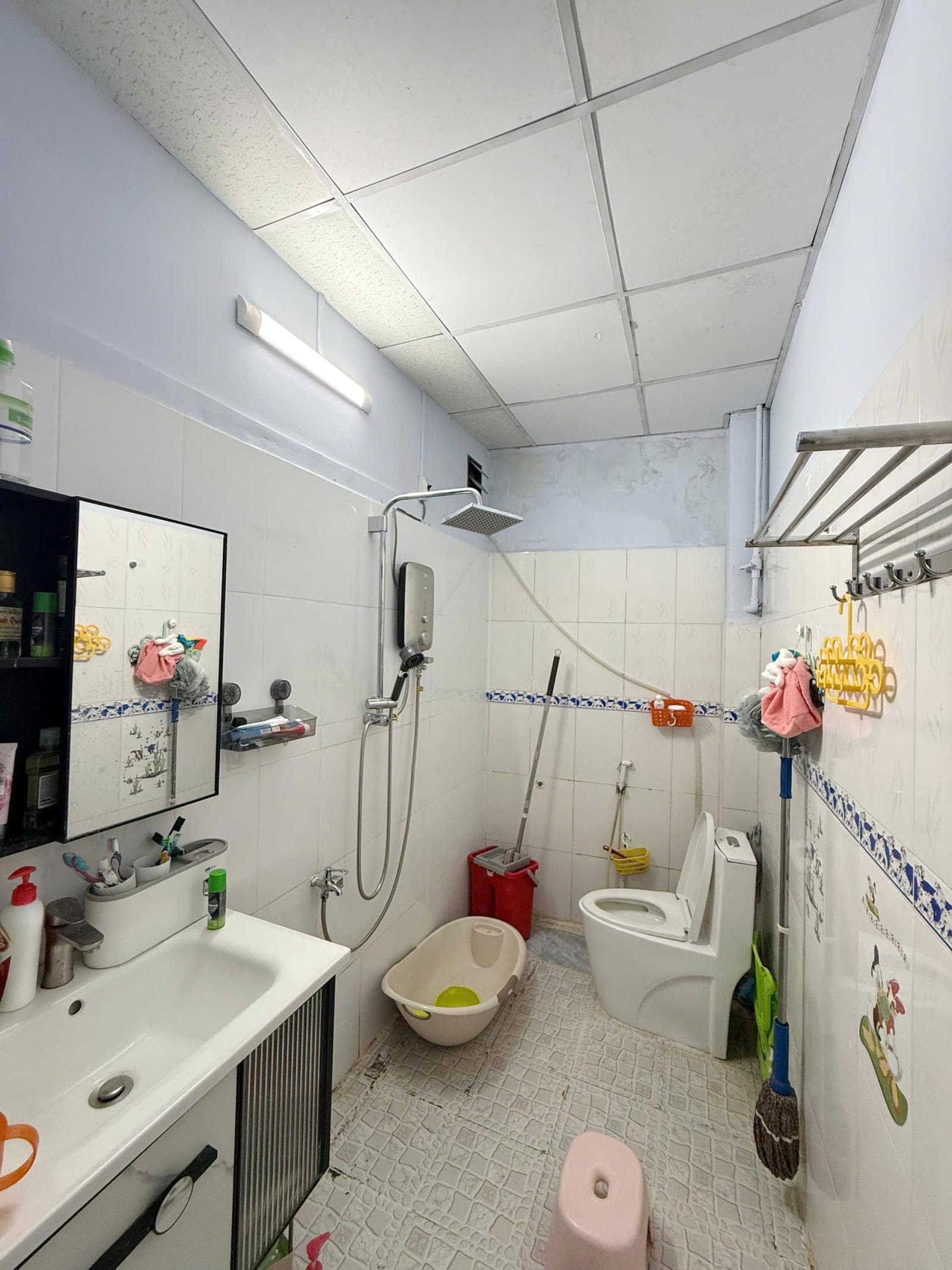 Nhà 2 tầng nở hậu hẻm thông 3,5m Hoài Thanh P Bình Đông Giá 6,9 tỷ