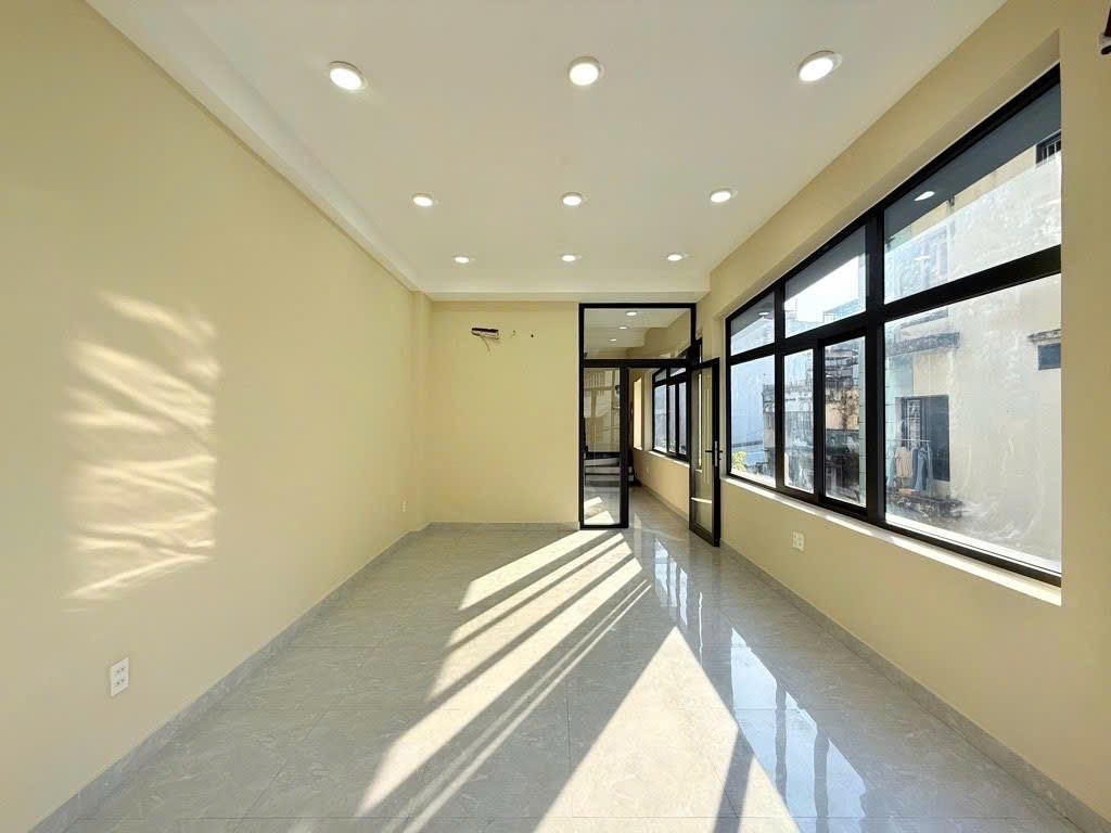 MT KINH DOANH SẴN THANG MÁY NI SƯ HUỲNH LIÊN Tân Bình, DTSD ~ 300m2 SHR Zá 17.x tỷ .