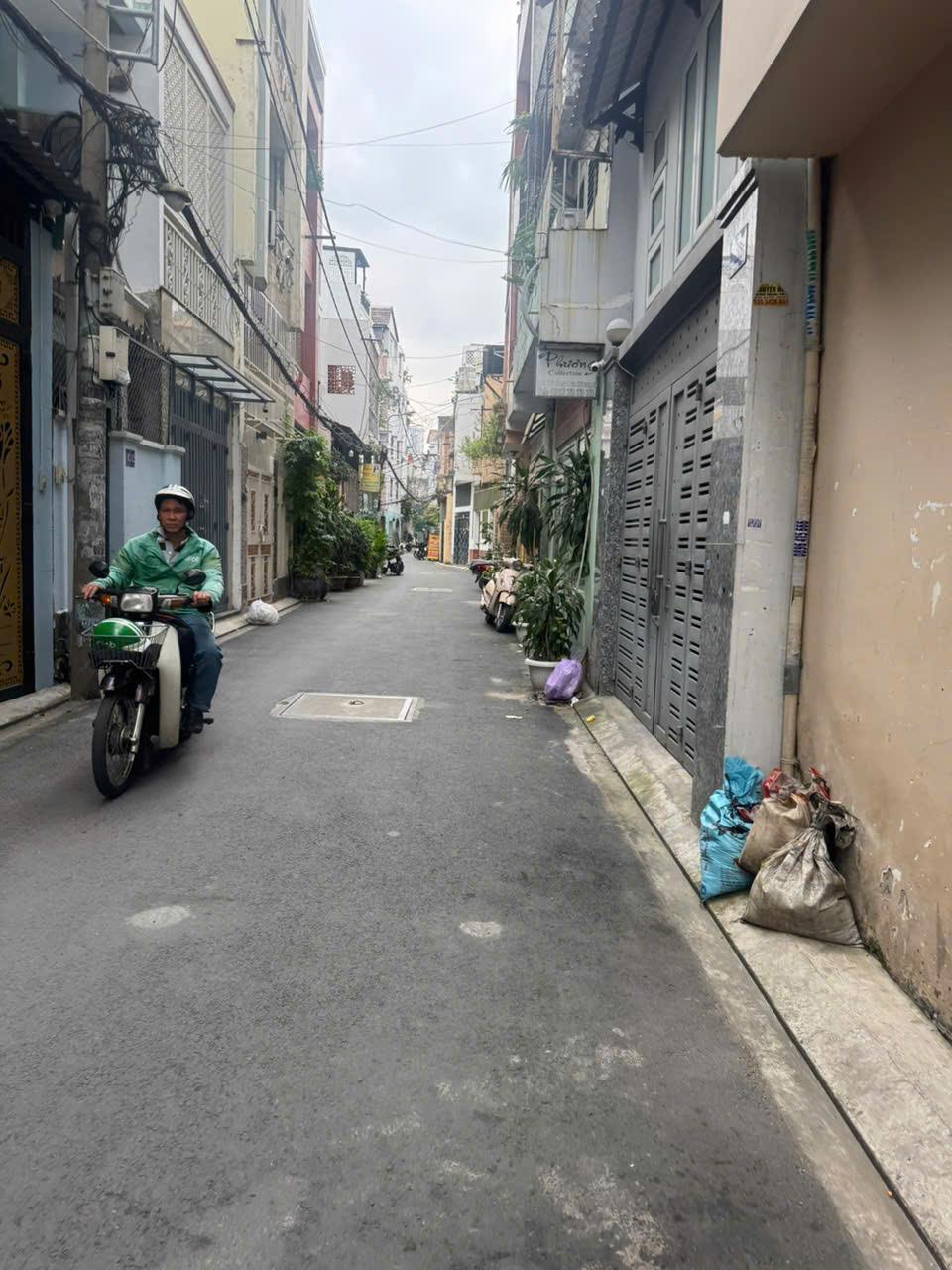 **Bán nhà mặt tiền Hiệp Nhất ** phường 4; Tân Bình; 4x18m nhà 4 tầng