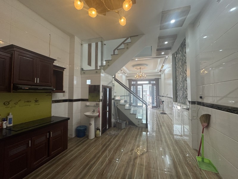 Bán nhà  đường Lã Xuân Oai, Q9, Thủ Đức, TP HCM. DT 64m2, 2 tầng. Giá  6.55 tỷ, SHR - 0933125879