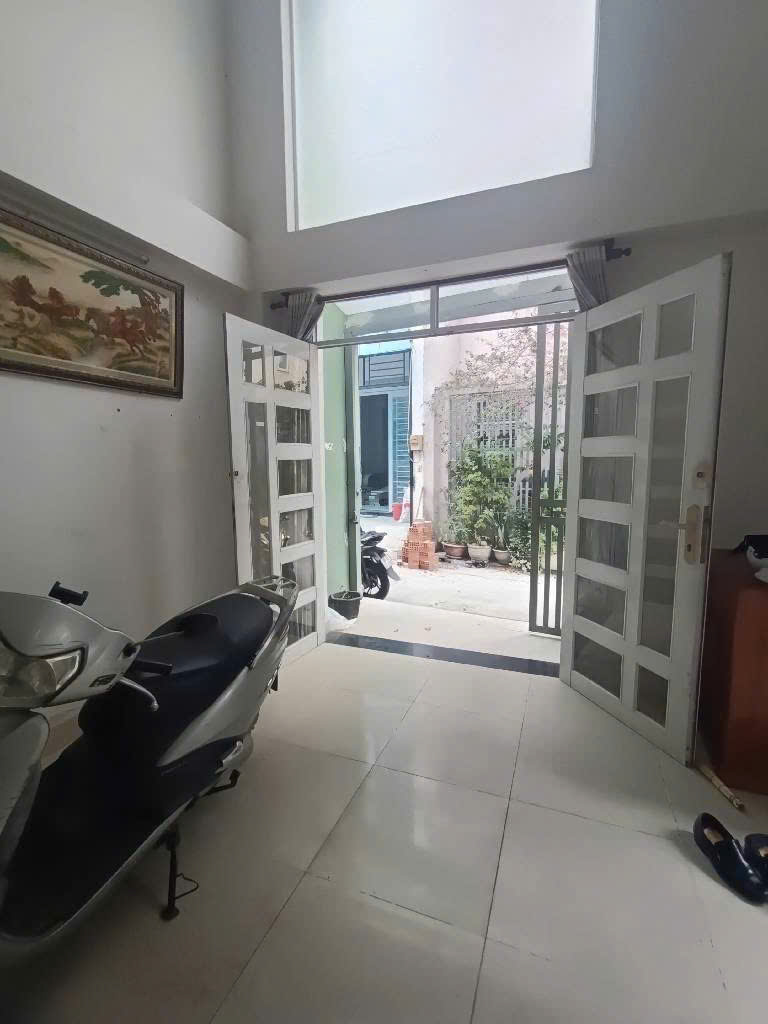 CĂN GÓC 3 TẦNG GẦN UBND PHÚ HỮU – HXH – GIÁ 5 TỶ