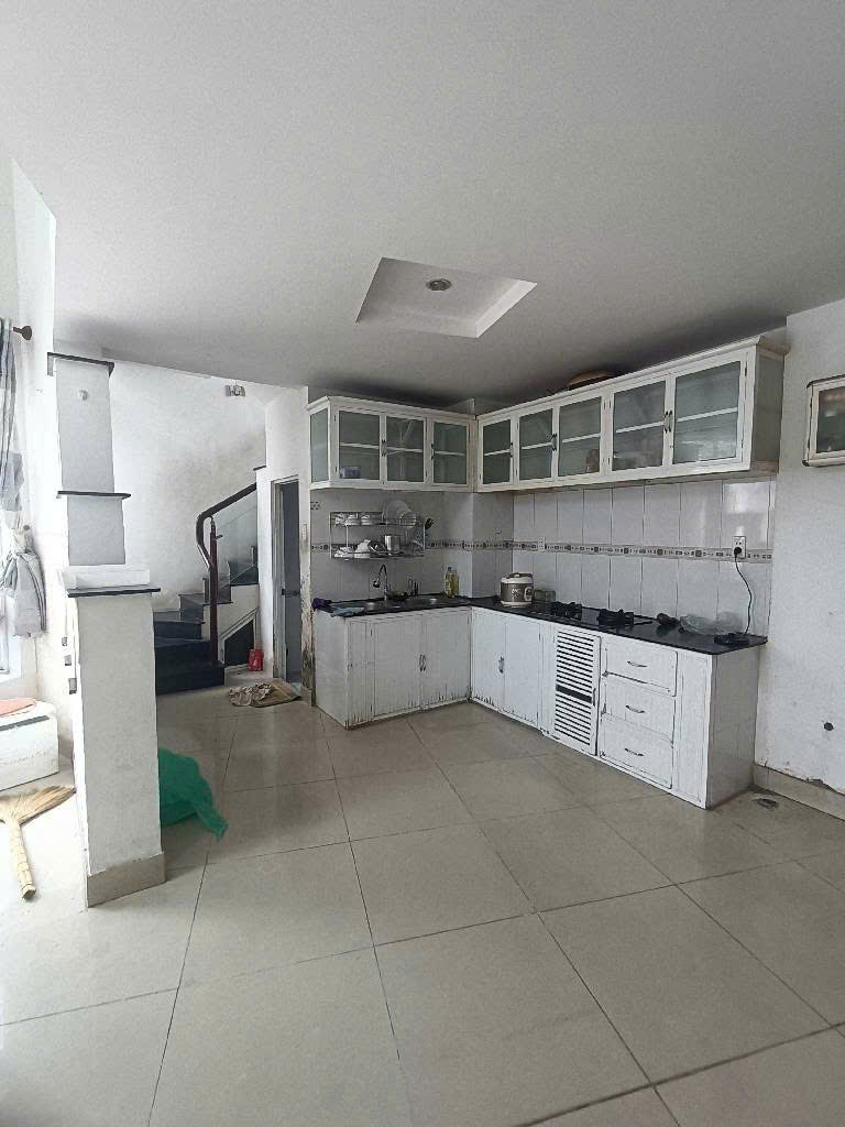 CĂN GÓC 3 TẦNG GẦN UBND PHÚ HỮU – HXH – GIÁ 5 TỶ