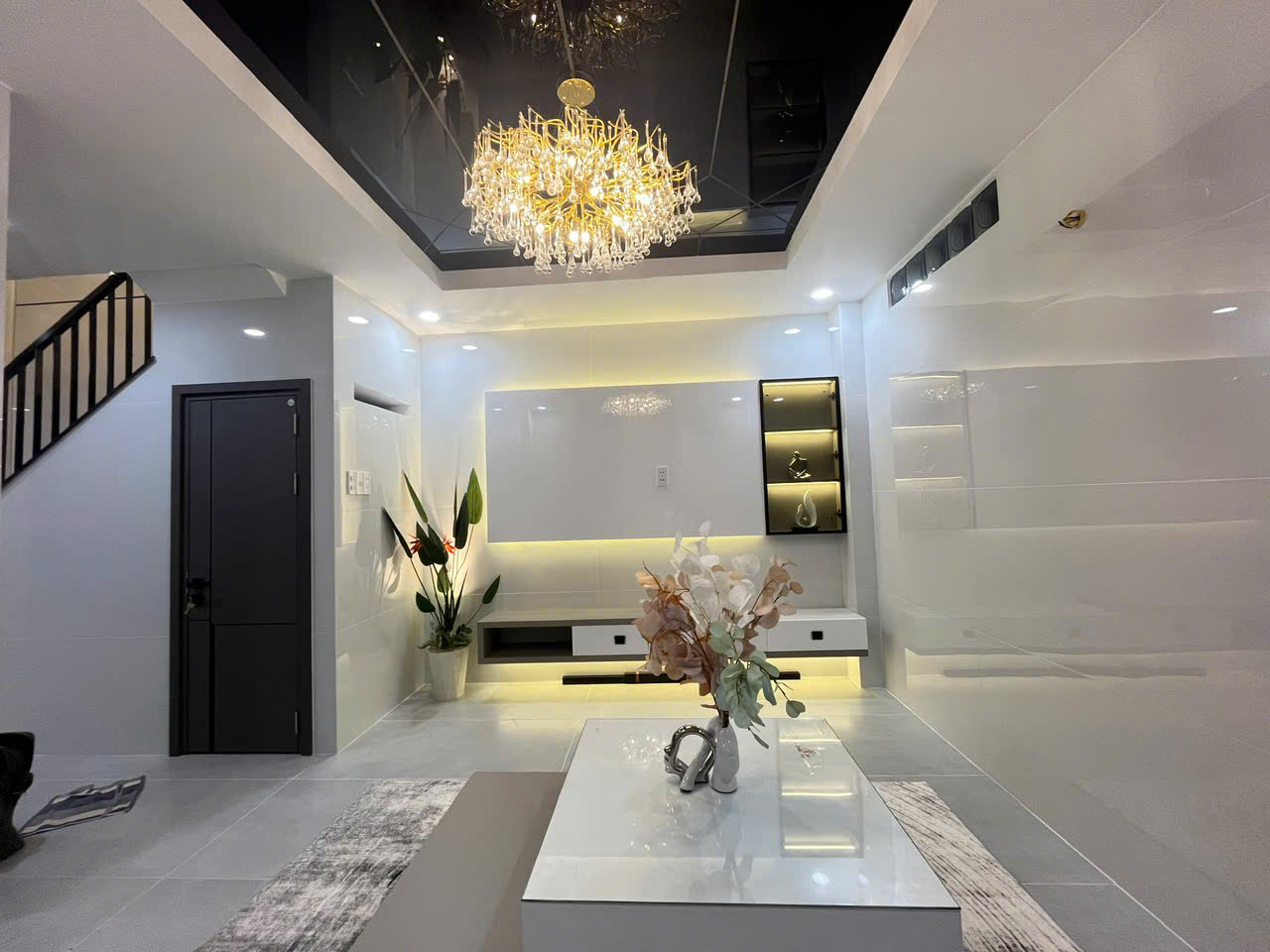 Bán nhà mới đẹp 5 tầng lầu, thang máy, NTCC Dt: 3.9x12m 0911481323 Huệ