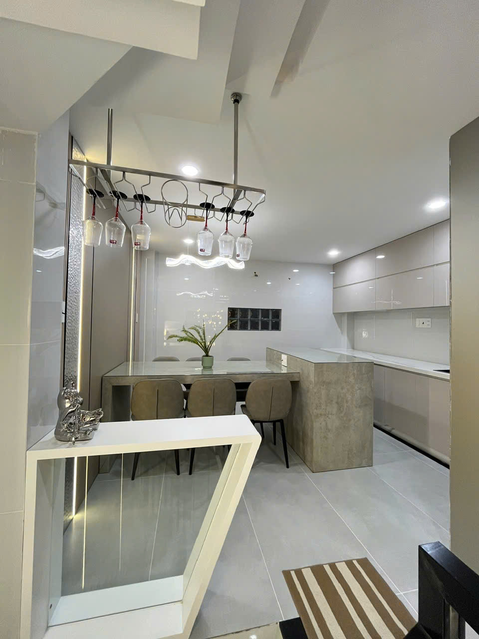 Bán nhà mới đẹp 5 tầng lầu, thang máy, NTCC Dt: 3.9x12m 0911481323 Huệ