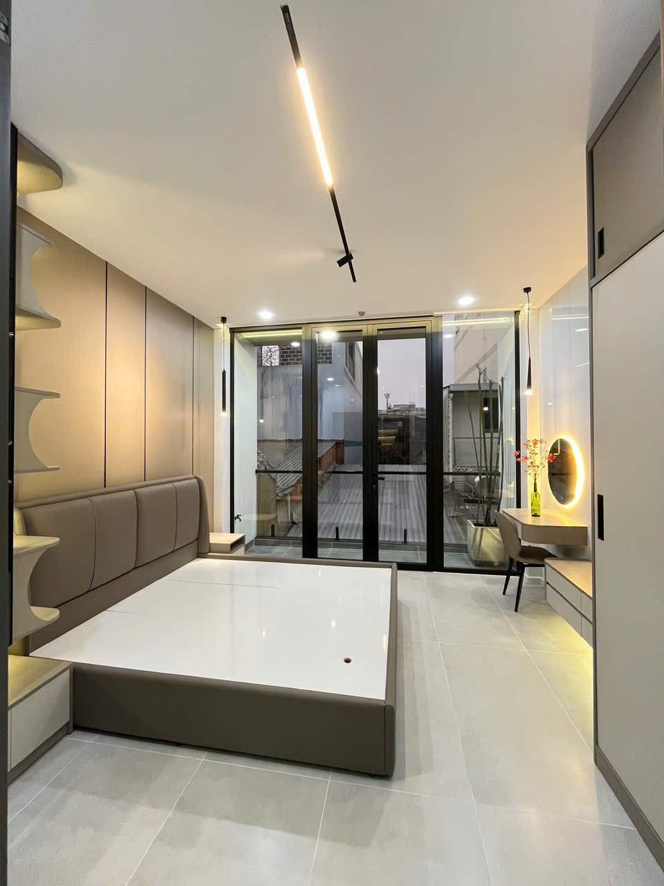 Bán nhà mới đẹp 5 tầng lầu, thang máy, NTCC Dt: 3.9x12m 0911481323 Huệ