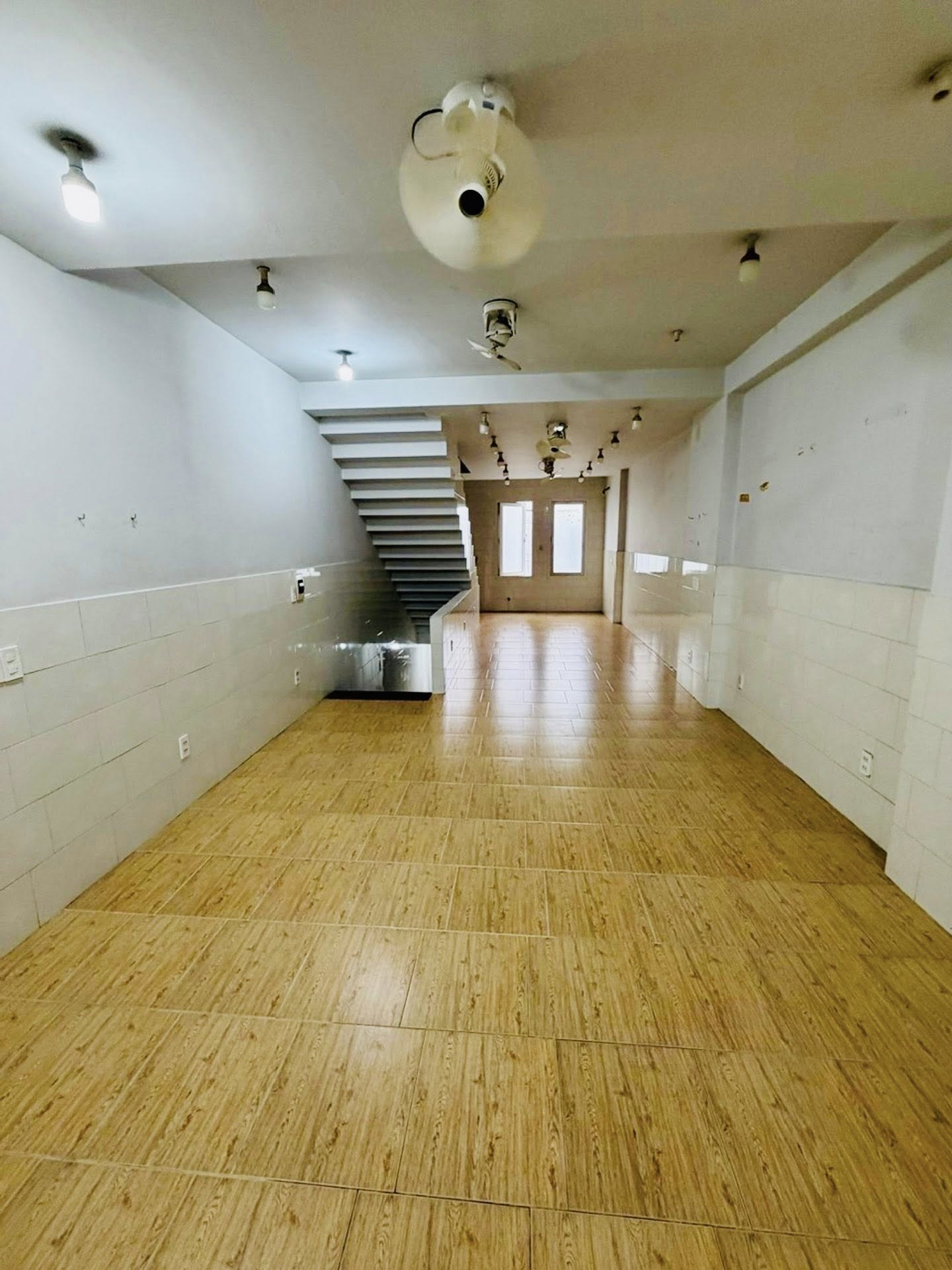 BÁN NHÀ VƯỜN LÀI – HẺM Ô TÔ NGỦ TRONG NHÀ – – 76M² – 3 TẦNG – 5PN CHỈ 8.X TỶ