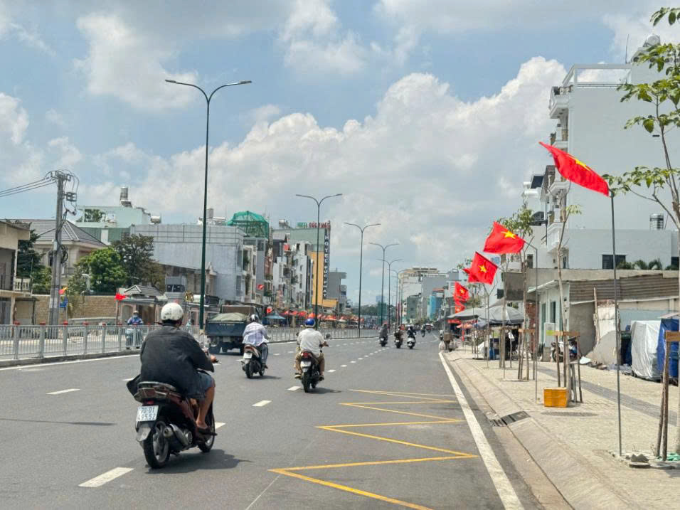 HẺM XE HƠI ĐƯỜNG DƯƠNG QUẢNG HÀM.
TƯƠNG LAI LÀ MẶT TIỀN DƯƠNG QUẢNG HÀM.DT:331M2