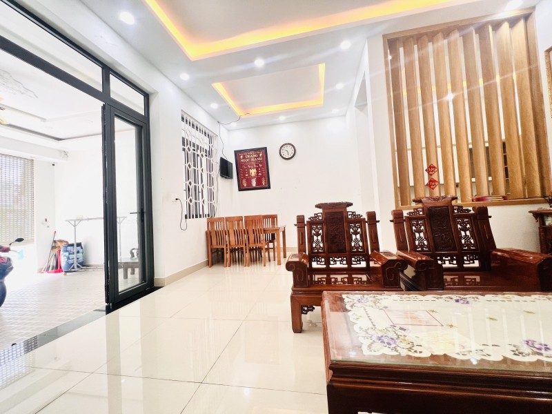 Bán nhà mặt phố đường số 4, Phường Linh Xuân, TP HCM. DT 140m2, 3 tầng, giá  8.85 tỷ.