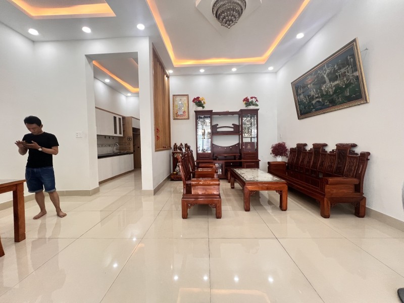 Bán nhà mặt phố đường số 4, Phường Linh Xuân, TP HCM. DT 140m2, 3 tầng, giá  8.85 tỷ.