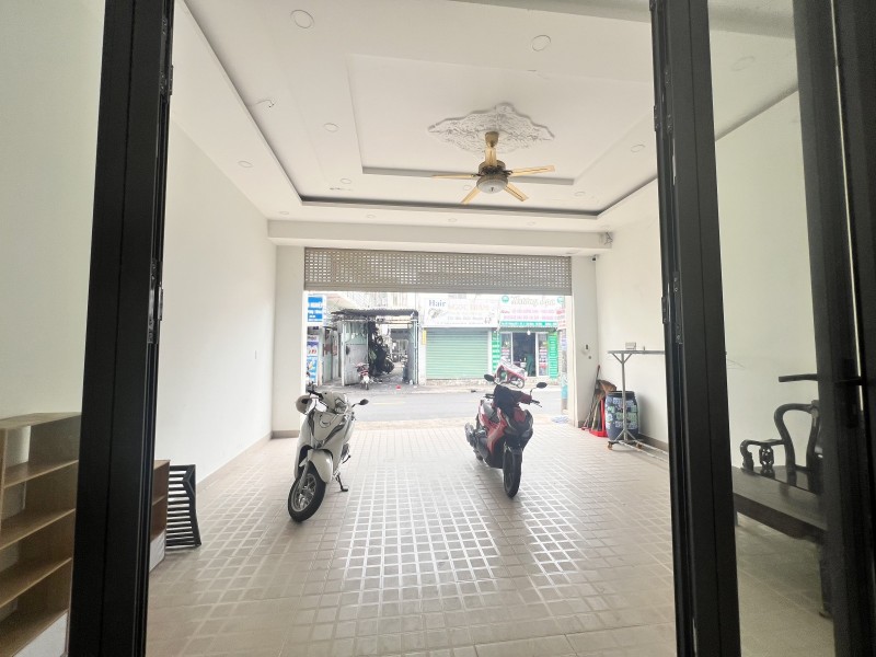 Bán nhà mặt phố đường số 4, Phường Linh Xuân, TP HCM. DT 140m2, 3 tầng, giá  8.85 tỷ.