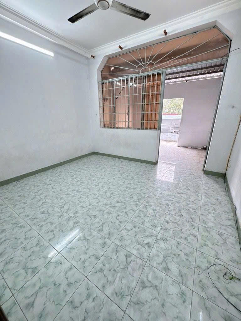 Bán nhà Mặt tiền Lạc Long Quân, gần Âu Cơ, Tân Bình, 4,2x24m, 5 Tầng -  5PN, 13 tỷ.