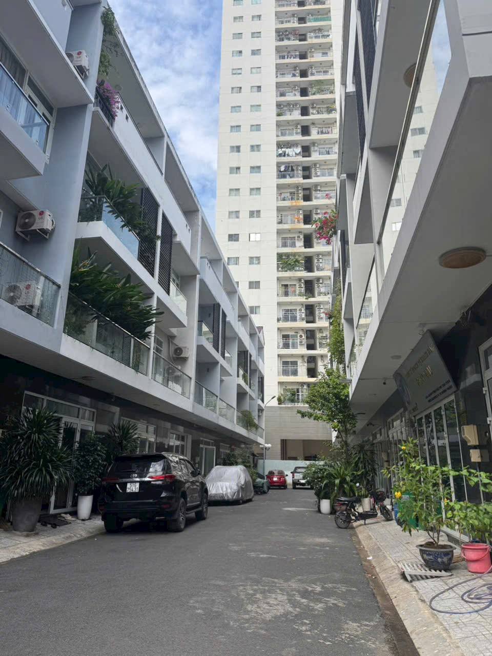 NHÀ ĐƯỜNG LÊ THỊ CHỢ, Q7 - GẦN GA METRO - Ô TÔ NGỦ TRONG NHÀ - 9,5 TỶ
