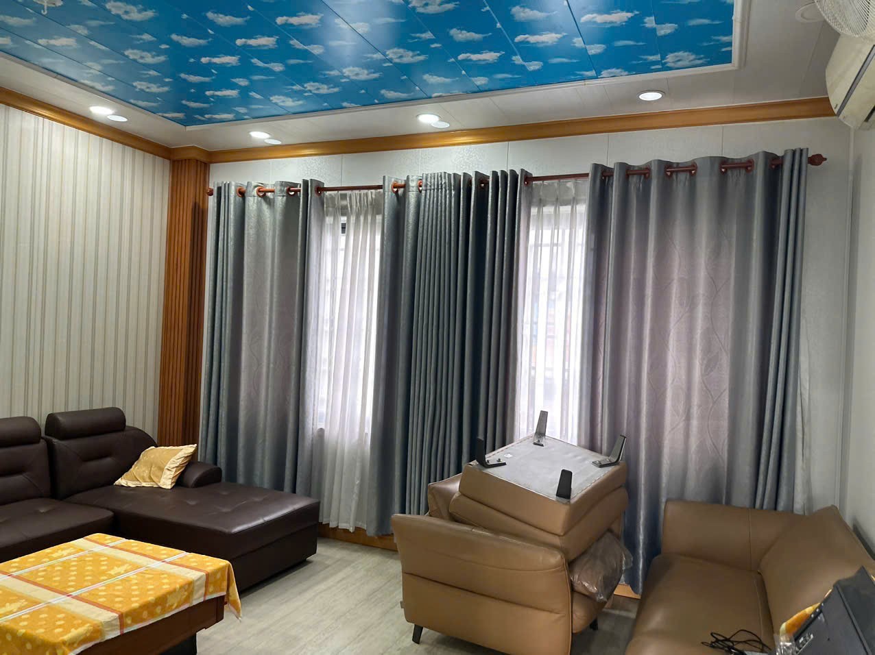 Bán nhà mặt phố 5 tầng Bình Tân: 90m2, 4PN, sổ hồng, vị trí vàng, giá 15 tỷ. Liên hệ 0935911385.