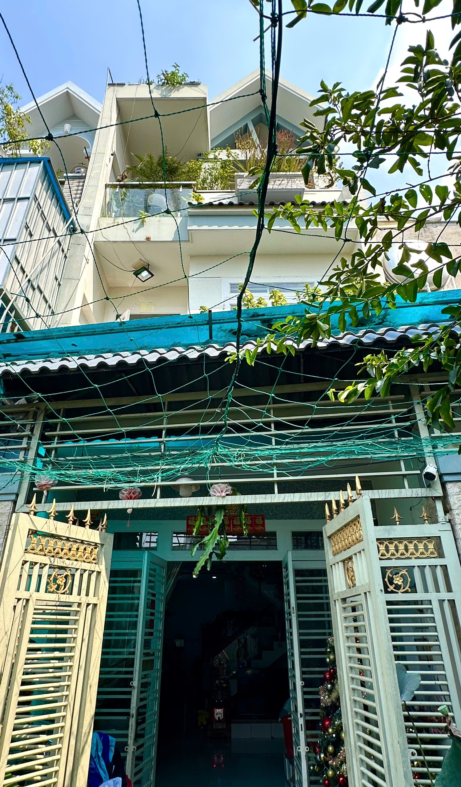 Bình Tân: Nhà 3 tầng, 4 phòng ngủ, sổ hồng, hẻm 8, 61m2 - Giá 5.2 tỷ. Cơ hội vàng an cư, vị trí