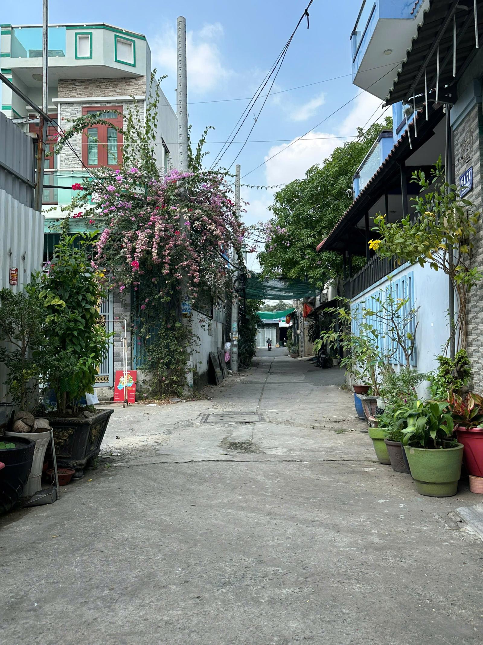 Bình Tân: Nhà 3 tầng, 4 phòng ngủ, sổ hồng, hẻm 8, 61m2 - Giá 5.2 tỷ. Cơ hội vàng an cư, vị trí
