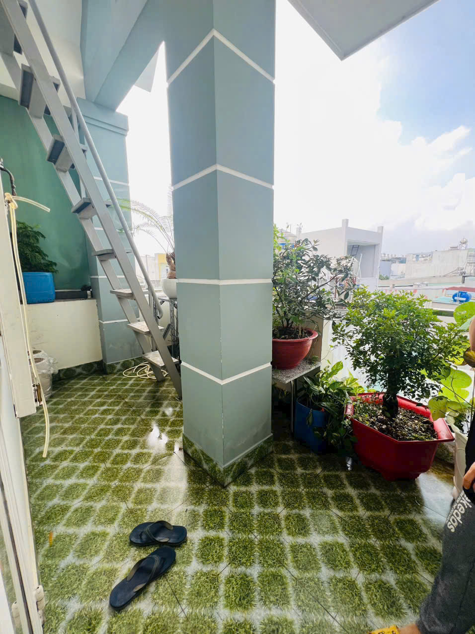 Bình Tân: Nhà 3 tầng, 4 phòng ngủ, sổ hồng, hẻm 8, 61m2 - Giá 5.2 tỷ. Cơ hội vàng an cư, vị trí