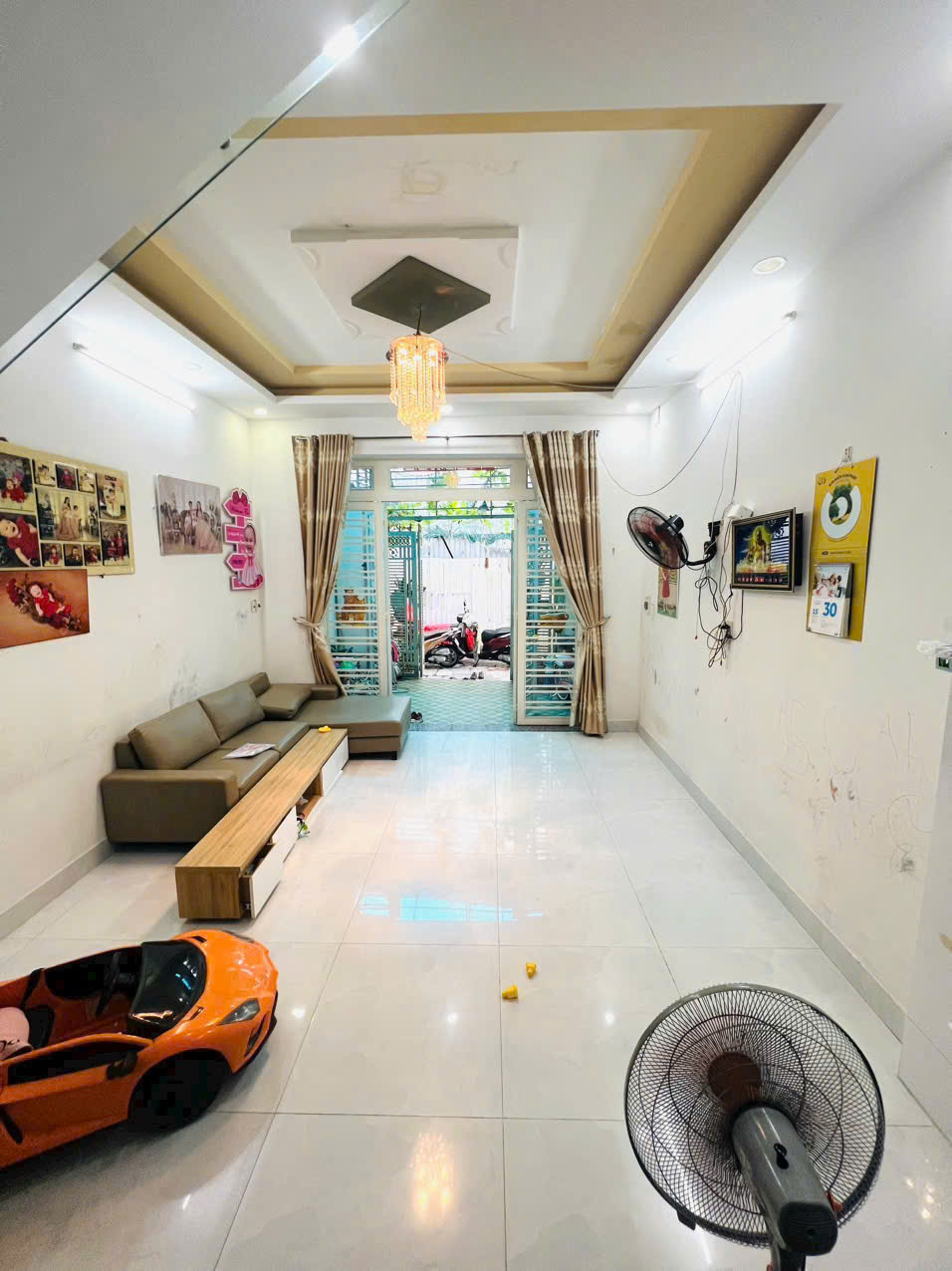 Bình Tân: Nhà 3 tầng, 4 phòng ngủ, sổ hồng, hẻm 8, 61m2 - Giá 5.2 tỷ. Cơ hội vàng an cư, vị trí