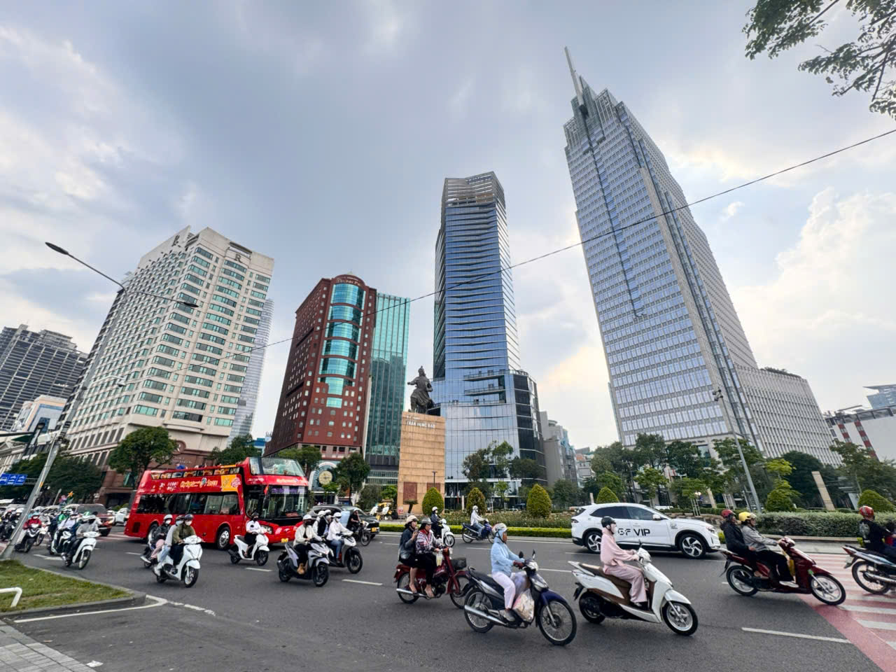 BÁN SIÊU PHẨM KHAN HIÊM- TÒA NHÀ 8 TẦNG CÓ HẦM THANG MÁY- MẶT TIỀN ĐÔNG DU, QUẬN 1- DT 77M2- VIEW