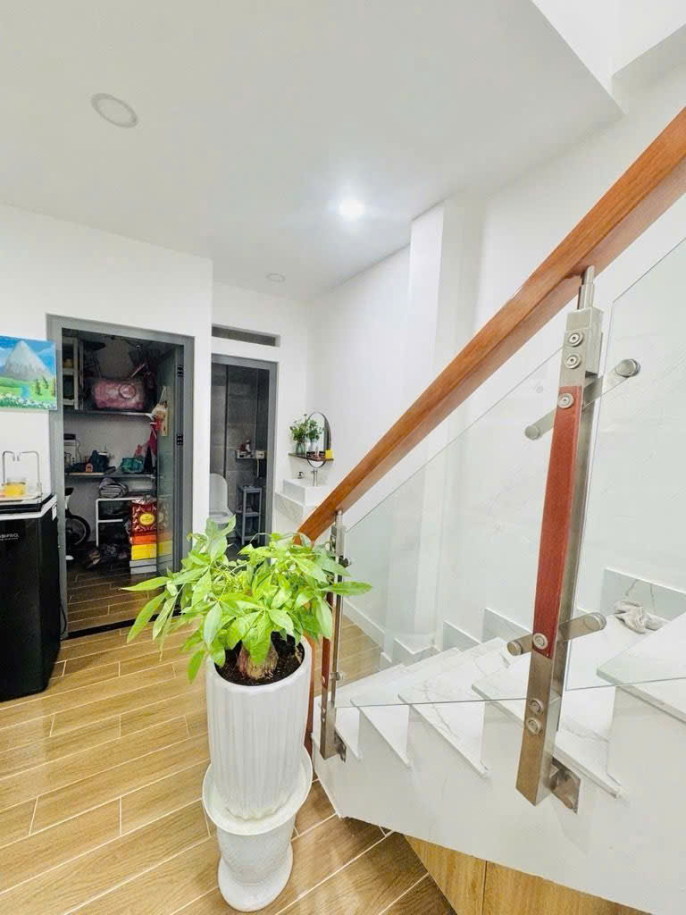 NHÀ MỚI Ở LIỀN – CÁCH Q.4 MỘT CÂY CẦU – HẺM XE HƠI