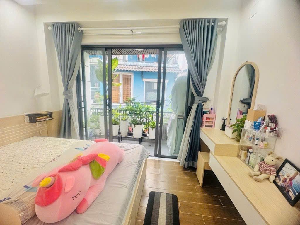NHÀ MỚI Ở LIỀN – CÁCH Q.4 MỘT CÂY CẦU – HẺM XE HƠI