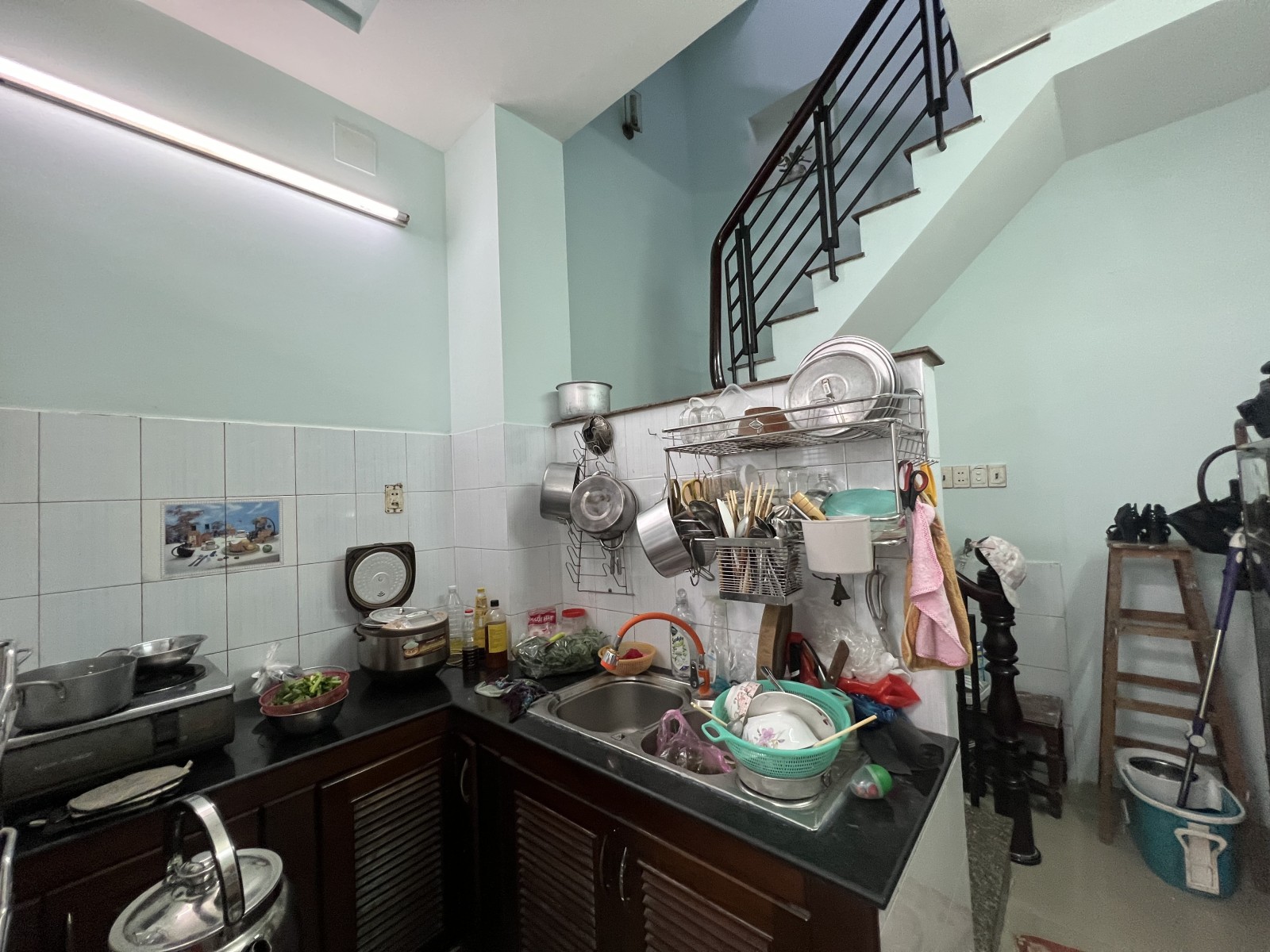 QUẬN 1 - 30 M2  - SÁT HẺM XE HƠI - GẦN MẶT TIỀN - 4 TẦNG BTCT - KO QH - 5.5 TỶ. 