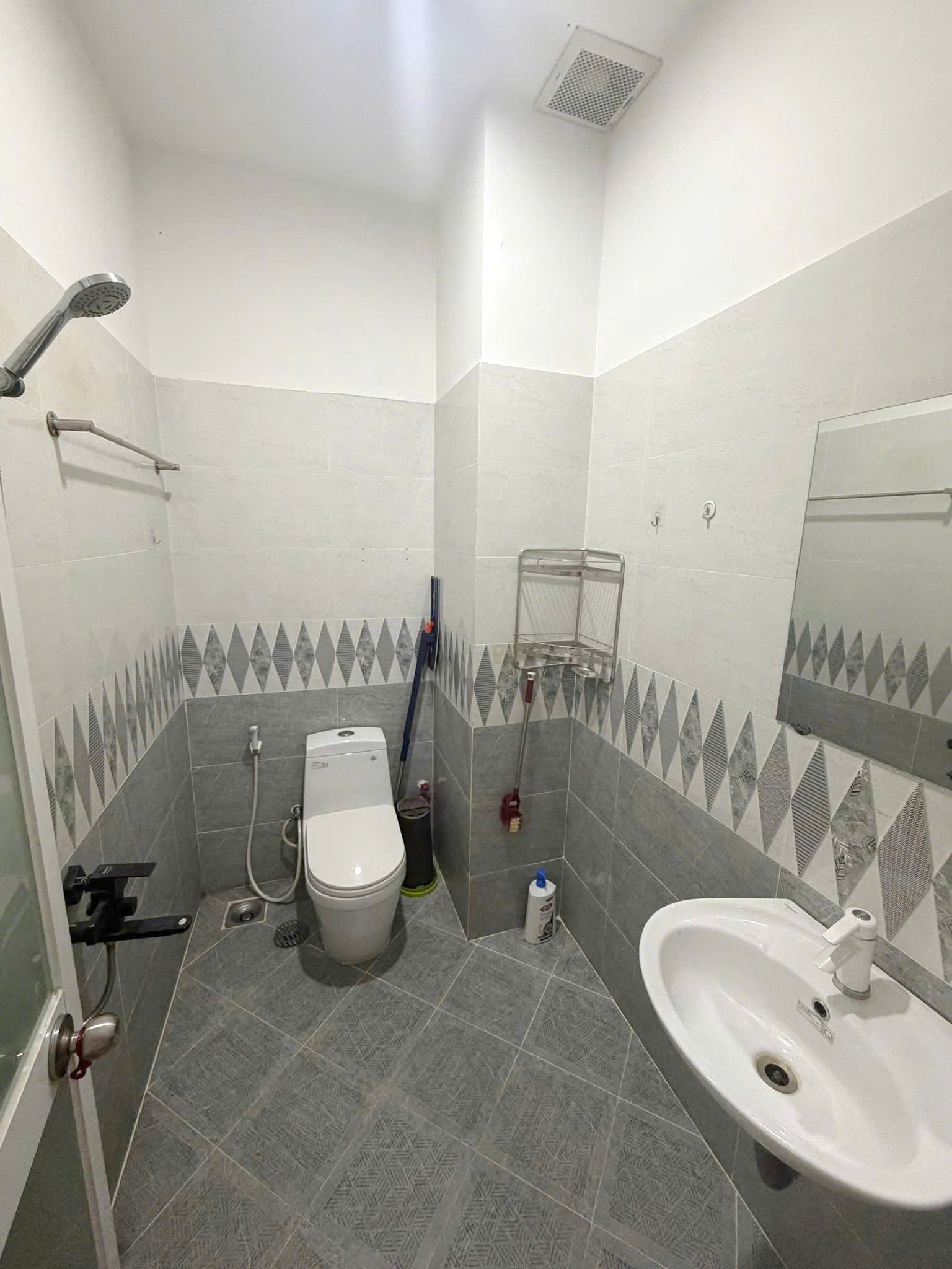 Nhà mới 5 tầng hẻm đẹp sát bờ kè đường Hưng Phú P8Q8. Giá: 7.2 tỷ