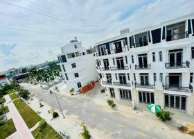 Khu compound có hồ bơi và công viên. DT 4.5x15m. SHR 8783744